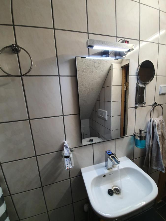 Dachgeschosswohnung In Neumuenster 2 Zimmer Neumünster Exterior foto
