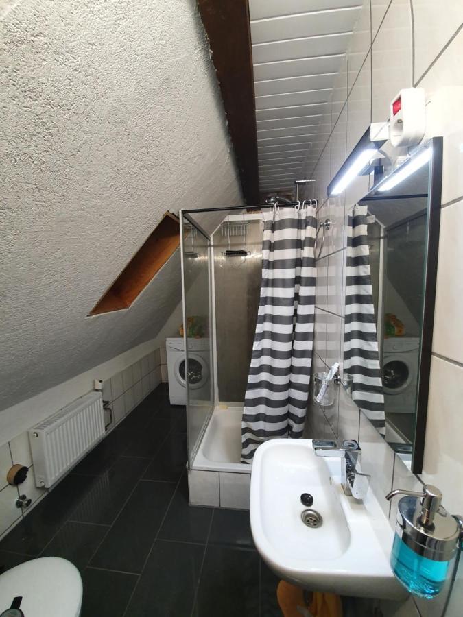 Dachgeschosswohnung In Neumuenster 2 Zimmer Neumünster Exterior foto