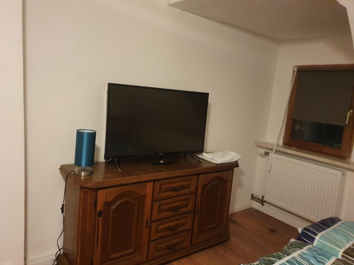 Dachgeschosswohnung In Neumuenster 2 Zimmer Neumünster Exterior foto